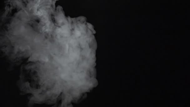 Біла димчаста хмара електронної сигарети — стокове відео