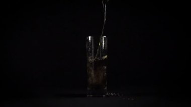 Cam kahverengi köpüklü su dökülüp