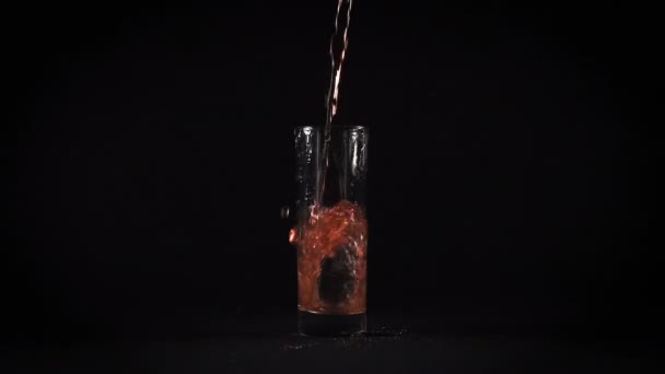 Derrame de jugo de granada en vidrio — Vídeo de stock