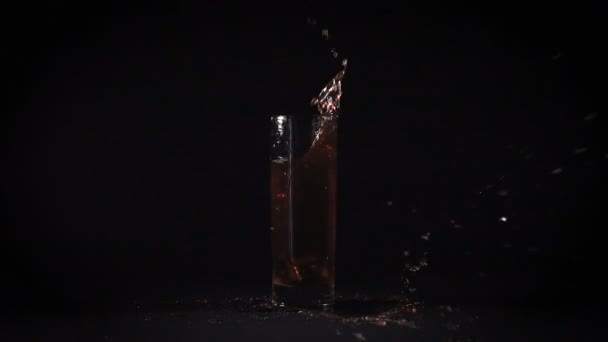 Falling ice in pomegranate juice — Stock Video