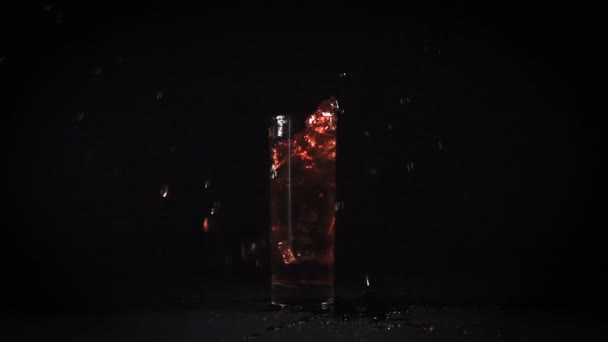 Падение искусственного льда в соке граната — стоковое видео