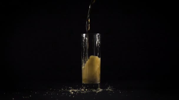 グラスでスパーク リング水をこぼすこと — ストック動画