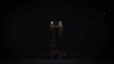 Köpüklü su sahte buzun düşmek