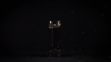 Kahverengi köpüklü su düşen buz