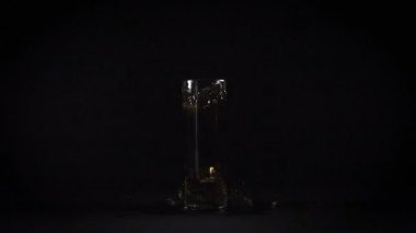 Maden suyu ve sıçrama düşen buz