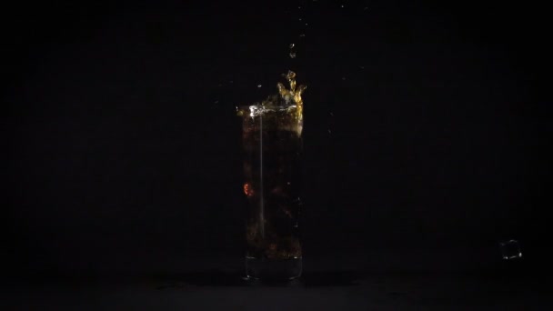 Dalende ijs in bruisend water en druppels — Stockvideo