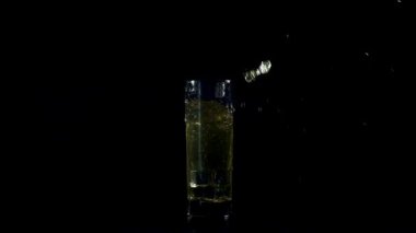 Elma suyu ve sıçrama düşen buz