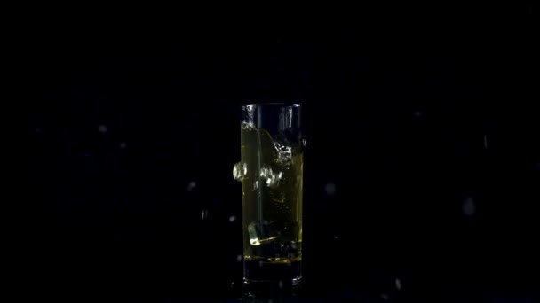 Падіння підробленого льоду в яблучному соку — стокове відео