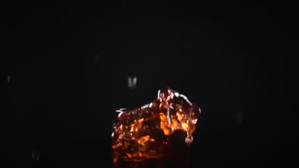 Düşen buz küp suyu — Stok video
