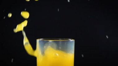 Düşen sahte buz ve sarı suyu