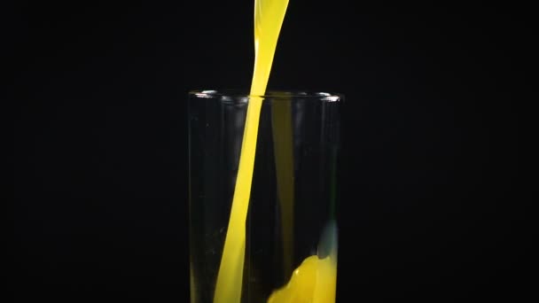 Проливной апельсиновый сок, закрыть — стоковое видео