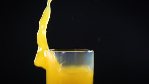 Cubo de hielo que cae y jugo amarillo — Vídeos de Stock