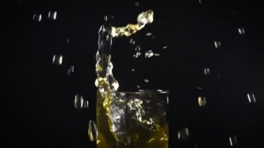 Düşen buz ve elma suyu