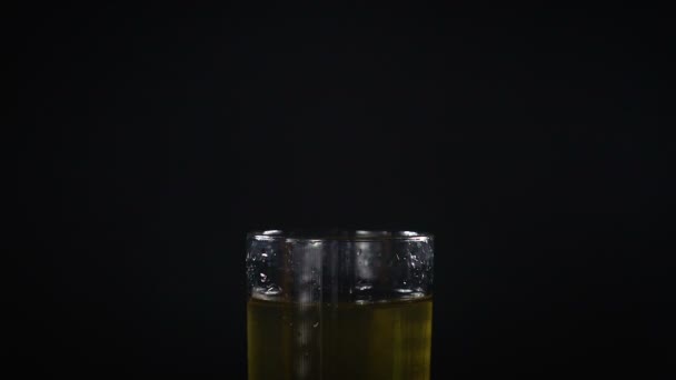 Falling ice cube and apple juice — Stock Video