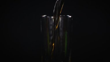 Köpüklü su dökülüp