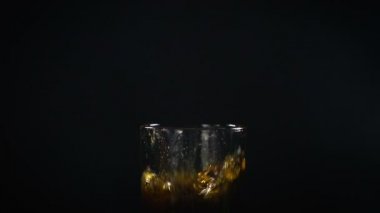 Düşen sahte buz ve maden suyu