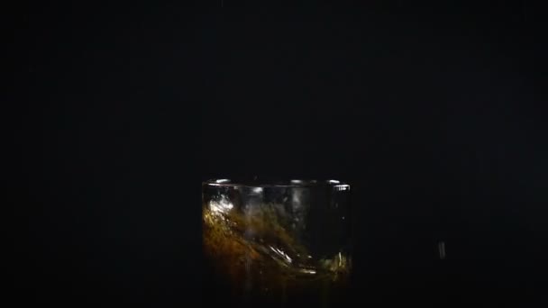 Klesající ice cube a perlivá voda — Stock video