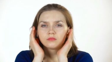 Yorgun beyaz bir kadın.