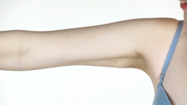 Kadın onun triceps dokunmadan