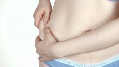 Genç kadın sarkık göbek dokunmadan