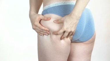 Kadın onun sarkık kalçalar dokunmadan