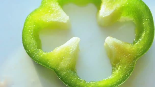 Plakje zoete groene paprika — Stockvideo