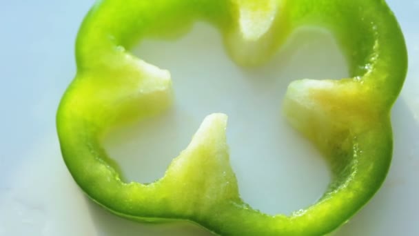 Slice of green pepper — Stock Video