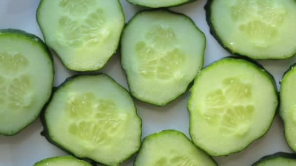 Slices of green cucumber — Stock Video