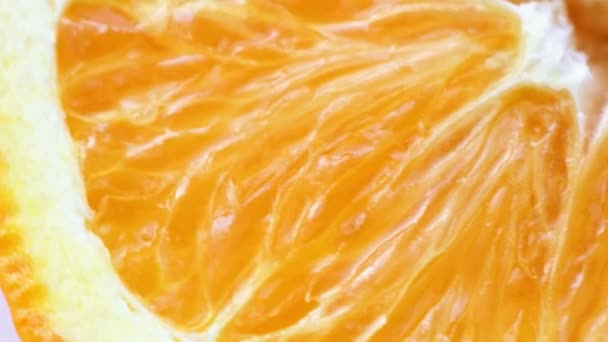 Вращающийся оранжевый кусок — стоковое видео