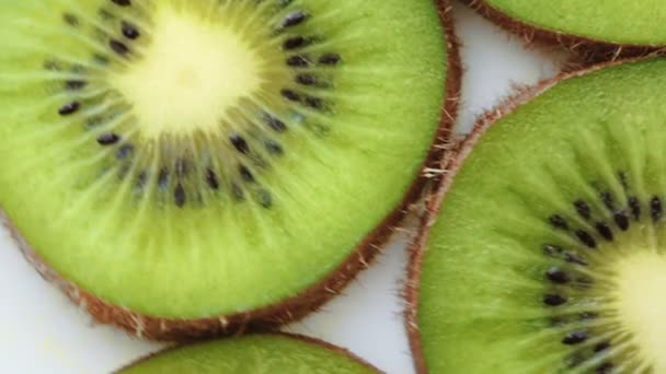 Drehender Hintergrund von grünem Kiwi — Stockvideo