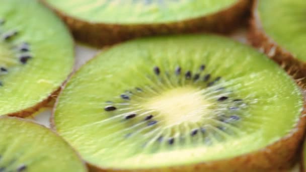 Drehender Hintergrund von grünen Kiwifrüchten — Stockvideo
