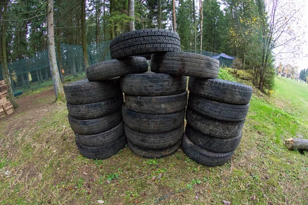 Neumáticos en el territorio de paintball — Foto de Stock