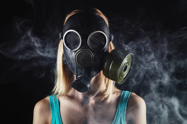 Kobieta w maskę przeciwgazową i dymu — Zdjęcie stockowe