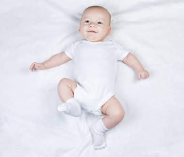 Gülümseyen üç aylık çocuk fotoğrafı