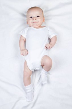 Kamera üç aylık bebeğe bakıyor