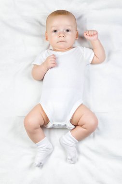 Fotoğraf makinesi dört aylık bebeğe bakıyor