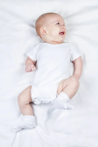 Při pohledu vlevo tři měsíční dítě — Stock fotografie