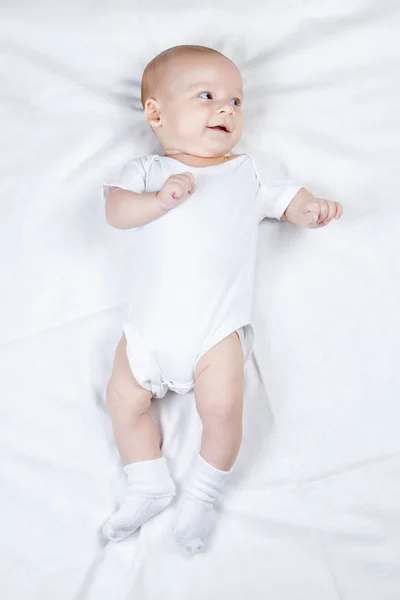 Při pohledu vlevo tři měsíční chlapeček — Stock fotografie