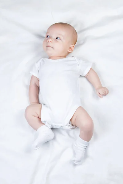 Při pohledu hned tři měsíční dítě — Stock fotografie