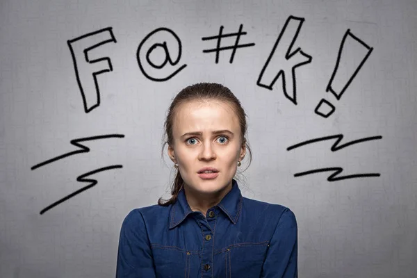 Mujer joven con error —  Fotos de Stock