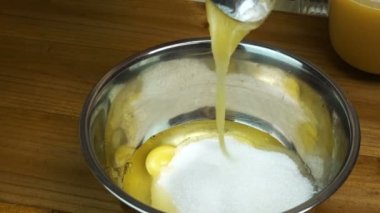 Kadın dökülen beyaz şeker