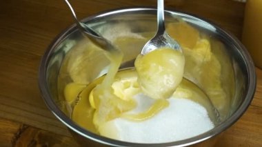 Kaşık sarı bal