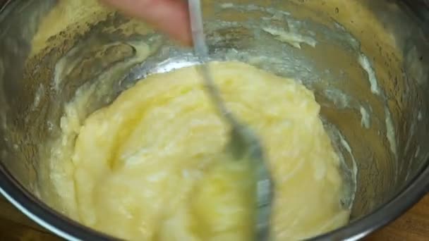 Смешивание ингредиентов для десерта — стоковое видео