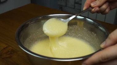 Tatlı olarak sıvı hamur karıştırma