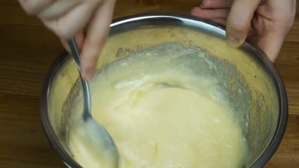 Жидкое тесто в миске — стоковое видео