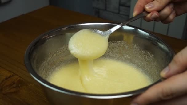 Смешивание жидкого теста на десерт — стоковое видео