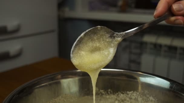 Teig für das Dessert mixen — Stockvideo