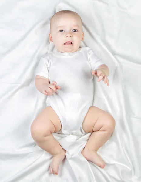 Liggande fem månaders baby — Stockfoto