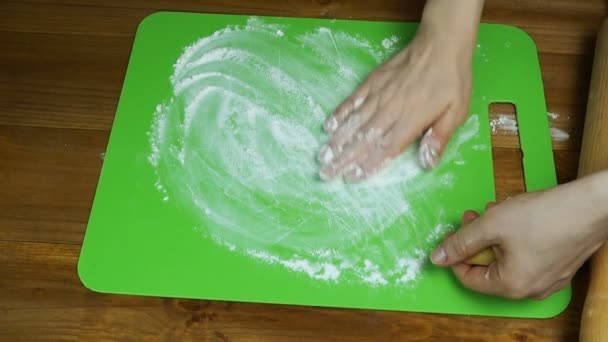 Раскатывая тесто — стоковое видео