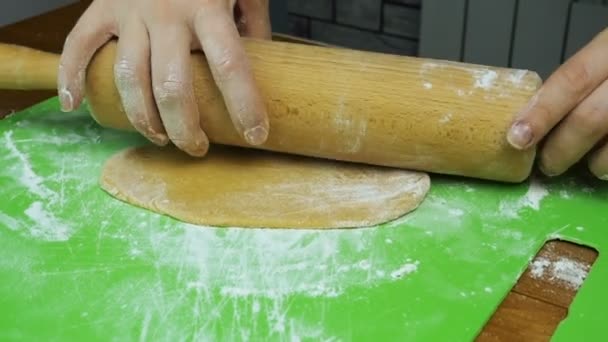Раскатывая сладкое тесто — стоковое видео